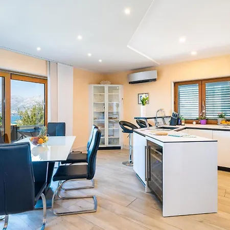 Amazing In With Outdoor Swimming Pool, Wifi&2 Bedrooms Cavtat