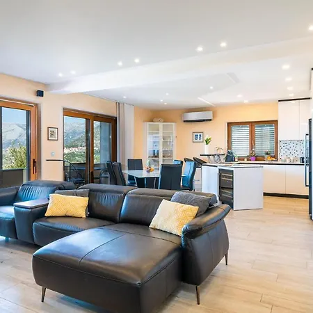 Holiday home Luxurious In