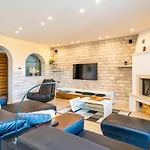 Vikendica Awesome In With Wifi Cavtat